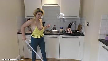 play Delilah pulisce il pavimento della cucina e offre un'ottima vista del downblouse