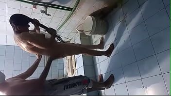 播放 女孩正在和她的朋友一起洗澡第 1 部分