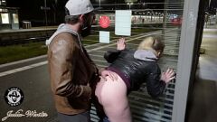 Afspelen Amateur Duitse MILF wordt wild op het treinstation
