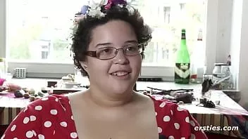 play Ersties: amator cu sânii mari se masturbează cu un vibrator
