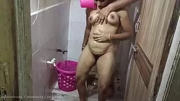 play Indiase beste vriendin grote kont milf en neukt haar in de badkamer