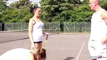 play Caliente madrastra jess engañada para follar por el mejor amigo de su hijo después del partido de tenis
