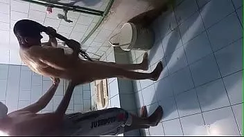 Putar Gadis itu sedang mandi dengan temannya bagian 1