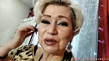 Reproducir Abuela rusa caliente disfrazada de leopardo fuma y habla de la vida hasta que empieza a chupar la polla de un joven amante...