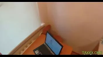 play আবেদনময়ী জ্যালাস তার আকার ঝাঁকান উপভোগ করে