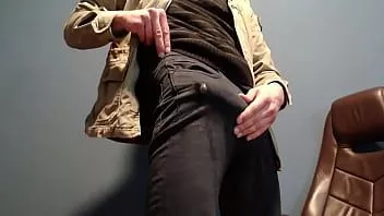 play Ero eccitato e gocciolavo sui miei jeans tutto il giorno finché non sono tornato a casa e li ho messi in disordine!