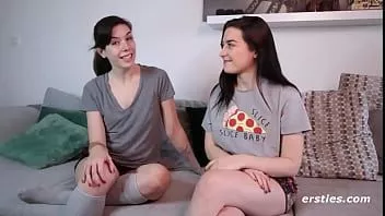 播放 Ersties：可爱的女同性恋夫妇轮流吃猫
