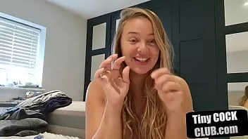 Reproducir Nena rubia que habla sucio con grandes tetas se ríe con una polla pequeña