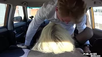 Abspielen Vollbusige Fakeboobs-Milf öffentlich im Auto im Freien von Ehemann gefickt