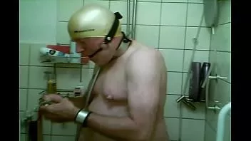 play العبد المنحرف يشرب شخه