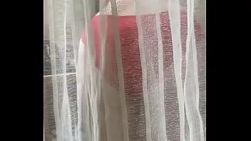 Reproduzir A namorada do seu amigo te seduz no chuveiro com sua bunda curvilínea