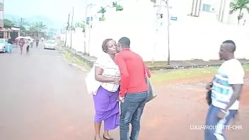 Reproduzir Uma orgia foda entre dois rapazes e uma linda garota durante a preparação para a festa de páscoa nos Camarões após sair da igreja. ver no bandido de rua africano
