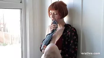 Reproduzir Ersties - ruiva gostosa filma seu primeiro vídeo solo