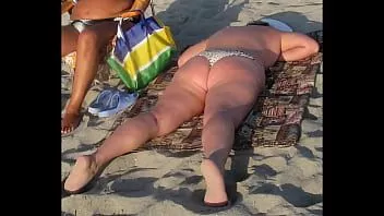 تشغيل مذهلة BBW الشاطئ الصريحة (أعلى اللقطات)