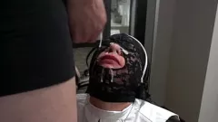 Abspielen Unterwürfige Latina-MILF wird eingecremt, während sie eine Spitzenmaske und ein Nonnen-Outfit trägt