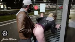 Afspelen Amateur Duitse MILF wordt wild op het treinstation