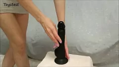 play BBC-dildo vult de perfecte kont van een kleine Europese babe in geile close-upactie