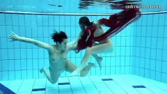 Abspielen Teenager-Lesben unter Wasser: Eine Begegnung im Bikini am Strand