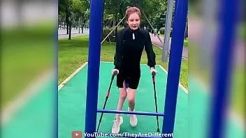 Oynat Güzel bacaklarını gösteren seksi çocuk felci kadın