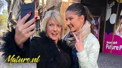 play Milf Amy, 56 anos, e Teen Francesca DiCaprio, na data do Tinder lésbico