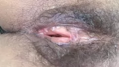 Afspelen Hairy MILF vertoont haar strandgeshecht poesje: een taboe-amateur-ontmoeting