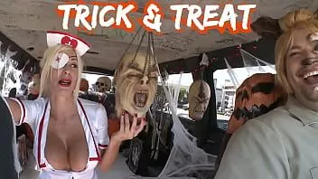 Odtwórz Bangbros - Halloween specjalne z pumą swede w autobusie hukowym #fbf